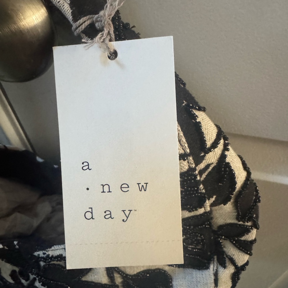 A New Day NWT Beaded Elegant Black and White Floral Women's Smile Shoulder Bag - Picture 4 of 6